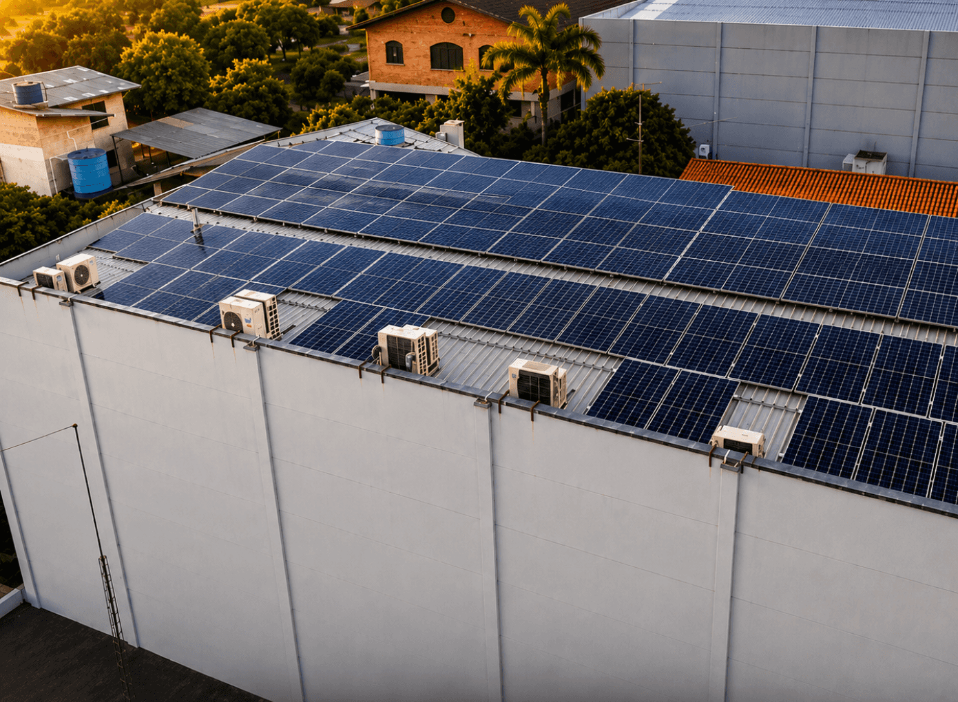 Vista aérea da instalação de placas solares da LJR na Agência Sicredi Desvio Rizzo, em Caxias do Sul, ao fim da tarde